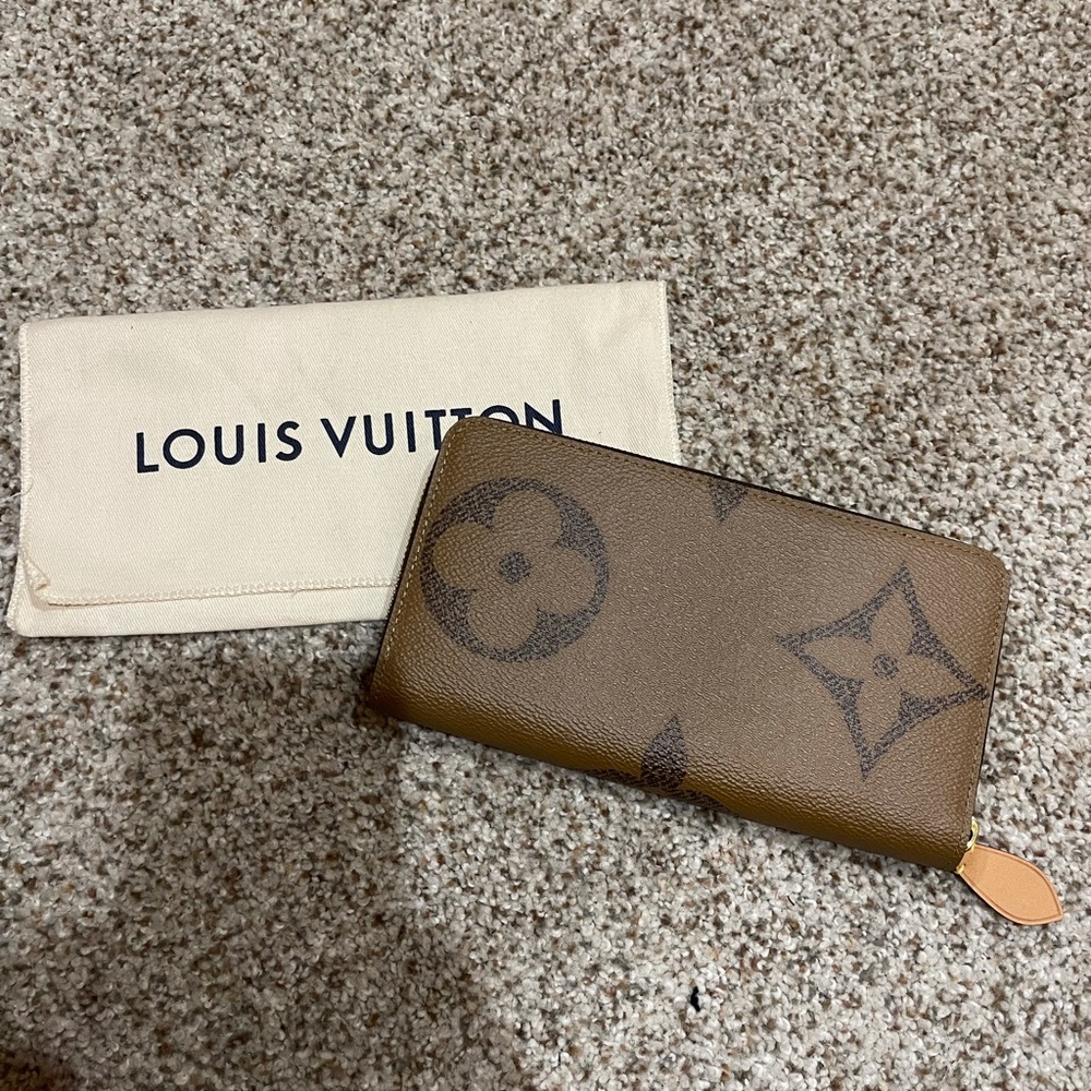 Louis Vuitton zippy wallet